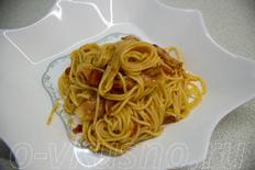 Спагетти с беконом и помидорами