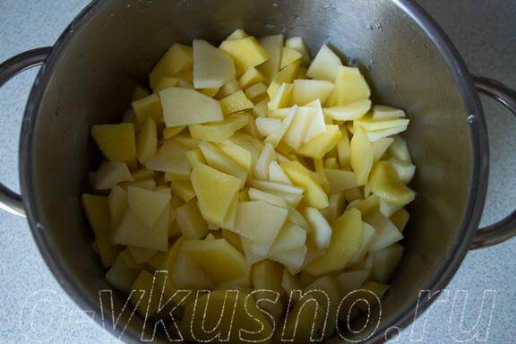 Нарезаем картошку