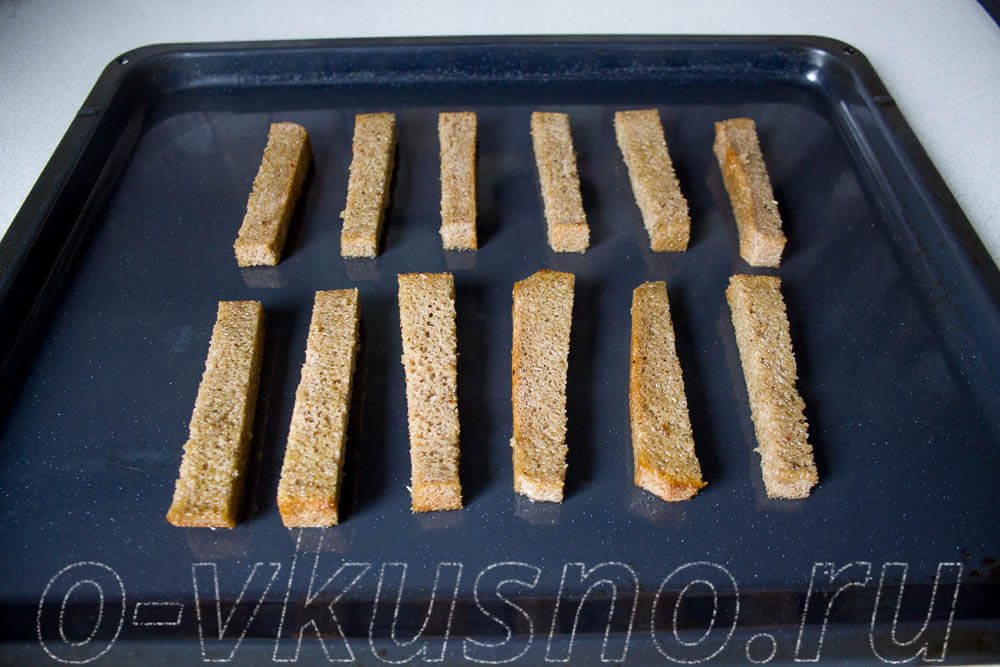 Сухарики из черного хлеба с чесноком в духовке