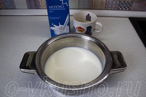 Наливаем молоко в кастрюлю